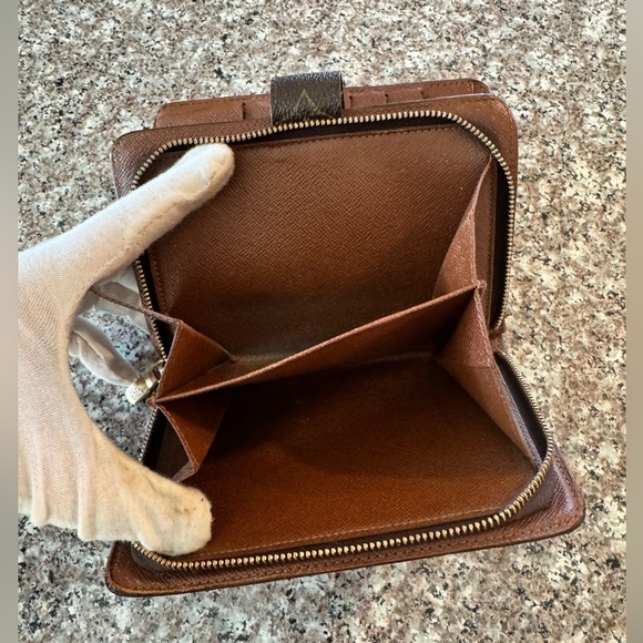 LOUIS VUITTON
Monogram Canvas Porte Papier Zipper Wallet - Picture 10 of 17